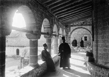 Grèce - Météores, Saint Stephan, le cloître (Ελλάδα - Μετέωρα, Άγιος Στέφανος, το περιστύλιο του μοναστηριού)