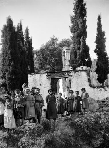 Crète - Rhodovany, l’ école devant le cimetière, 28 V 20 (Κρήτη - Ροδοβάνι, το σχολείο μπροστά από το κοιμητήριο, 28 Μαΐου 1920)