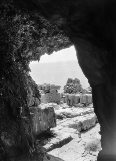 Grèce - Taygète, entrée de la grotte de Kardamyli, 23.VII.1928 (voyage de Juillet – Septembre 1928) (Ελλάδα - Ταΰγετος, είσοδος του σπηλαίου της Καρδαμύλης, 23 Ιουλίου 1928, ταξίδι Ιουλίου – Σεπτεμβρίου 1928)