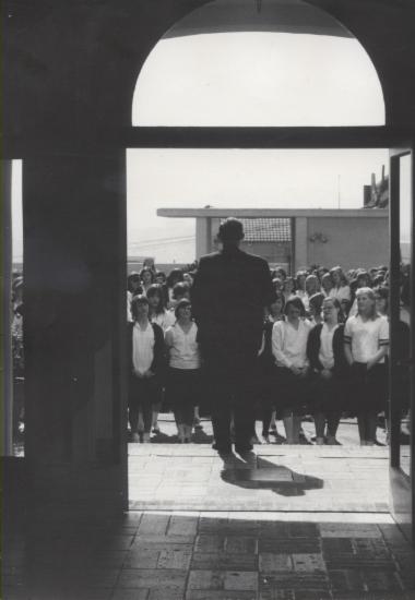 Bruce Lansdale talking to students at San Francisco , 1961(?)