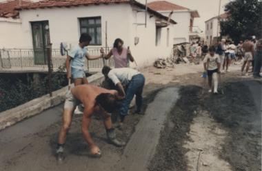 Παιδιά του Greek Summer κατασκευάζουν δρόμο, 1986