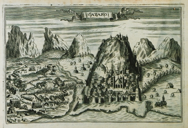Άποψη του Κοτόρ στο Μαυροβούνιο, κατά την πολιορκία του από τους Οθωμανούς, στο πλαίσιο του ΣΤ΄Βενετο-οθωμανικού πολέμου. Στο βάθος διακρίνεται το κάστρο του Αγίου Ιωάννη.