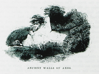 Τμήμα αρχαίου τείχους στην Αξό Ρεθύμνου.