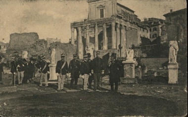 Ομάδα αξιωματικών και πολίτες σε βόλτα στα αρχαία. Πιθανόν στην Αθήνα.
