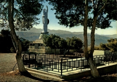 Ο τάφος του Ελευθερίου Βενιζέλου και το άγαλμα της Ελευθερίας.