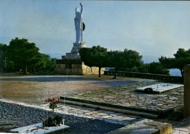 Οι τάφοι των Βενιζέλων και το άγαλμα της Ελευθερίας.