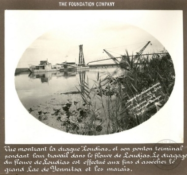 Άποψη του βυθοκόρου και του τερματικού του πάκτωνα κατά τη διάρκεια των εργασιών στο ποτάμι του Λουδία. H διάνοιξη του ποταμού πραγματοποιείται με σκοπό την αποστράγγιση της μεγάλης λίμνης των Γιαννιτσών και των ελών.