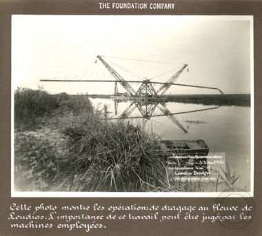 Αυτή η φωτογραφία δείχνει τις εργασίες βυθοκόρησης στον ποταμό Λουδία. Η σημασία αυτού του έργου γεφυρών θα κριθεί από τις μηχανές που χρησιμοποιούνται.